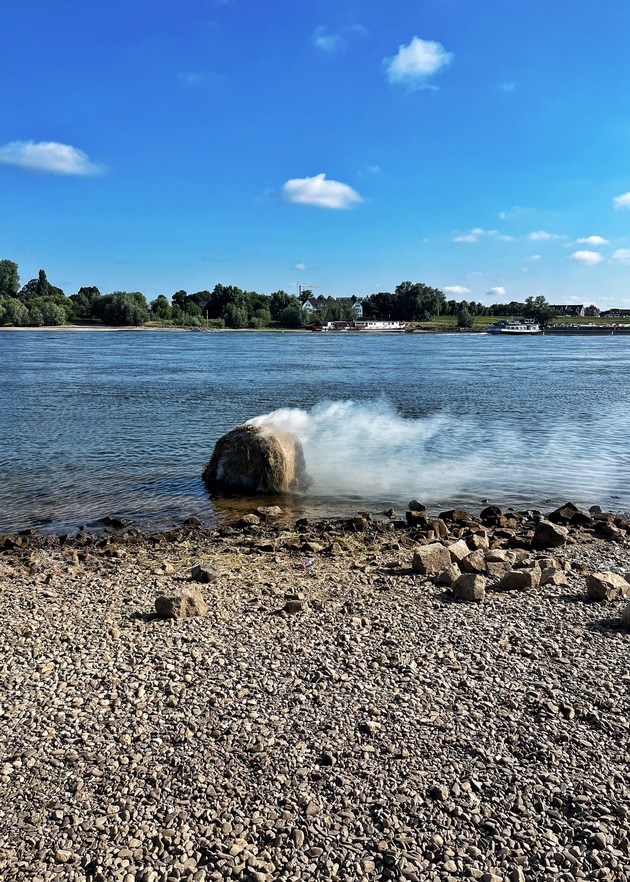 FW-NE: Kurioser Einsatz am Rhein | Brennender Heuballen im Wasser sorgt für Feuerwehreinsatz