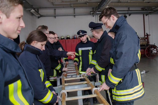 FW Menden: Erfolgreicher Abschluss der Feuerwehr-Grundausbildung