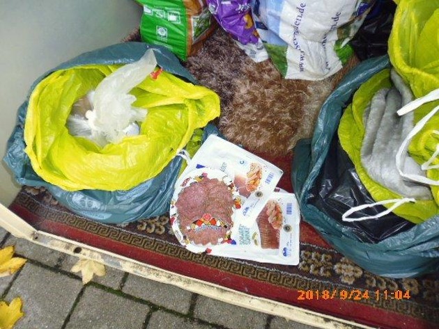 POL-SE: Barmstedt - Unbekannte entsorgen Lebensmittel in einem Altkleidercontainer