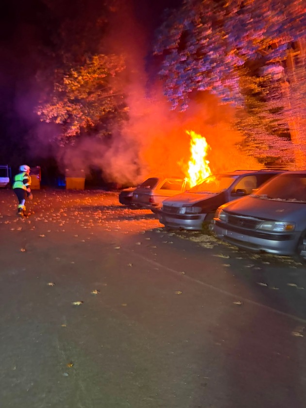 FW-EN: PKW-Brand greift auf Waldfl&auml;che &uuml;ber