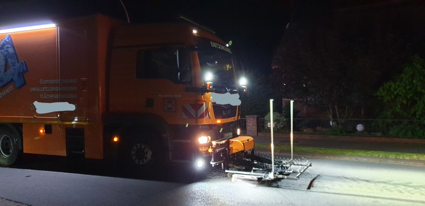 FFW Schiffdorf: Ölspur auf der Haupstraße beschäftigt Feuerwehr
