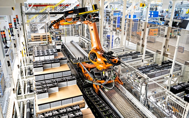 Roboter liefert im SKODA AUTO Werk Kvasiny Teile just-in-sequence an die Fertigungslinie