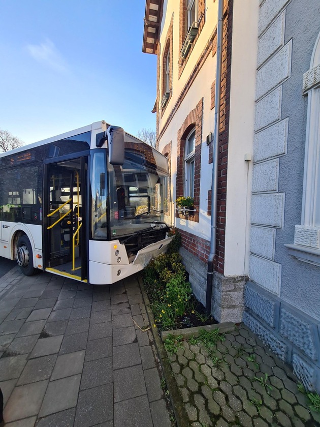 POL-AC: Unfall in Stolberg - Bus fährt gegen Hauswand
