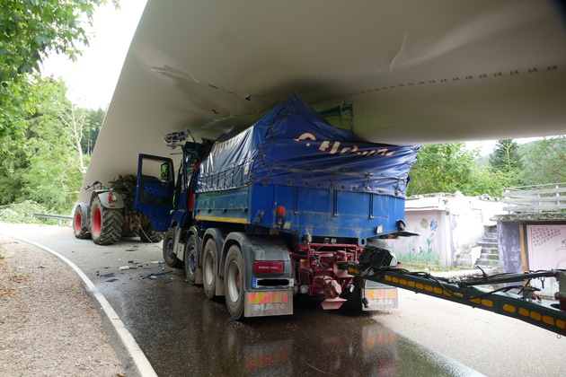 POL-FR: Müllheim: Schwertransport verunfallt mit Rotorblatt einer Windkraftanlage