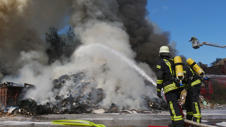 FW Celle: Feuer auf Entsorgungsbetrieb in Altencelle - Celler Feuerwehr im Großeinsatz - Gesamtbericht!
