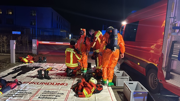 FW Bad Segeberg: Gefahrguteinsatz im Gewerbegebiet - Tanklastzug mit Leckage