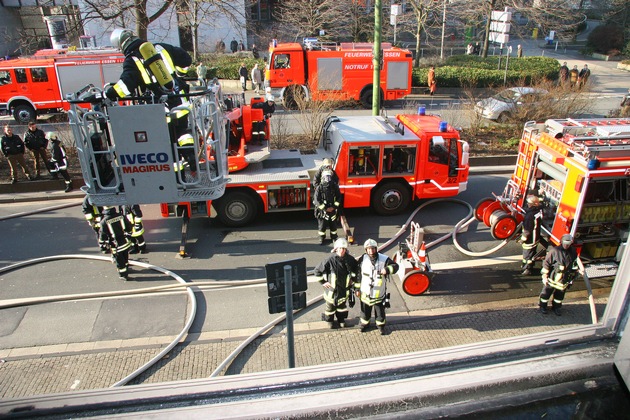 FW-E: Feuer in einem sechsgeschossigen Büro- und Geschäftshaus