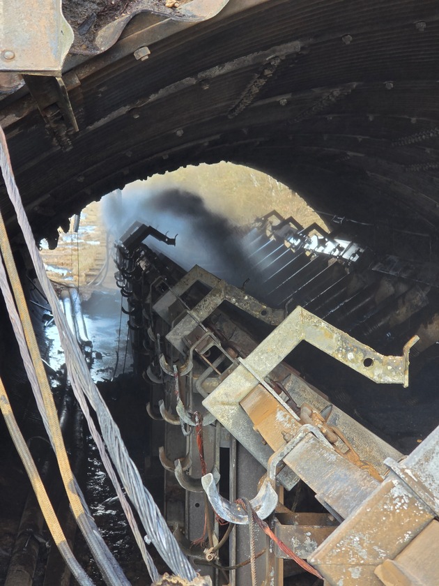 FW Grevenbroich: Zwei Verletzte bei Brand in Bergbaubetrieb Zahlreiche Feuerwehrkr&auml;fte im Einsatz