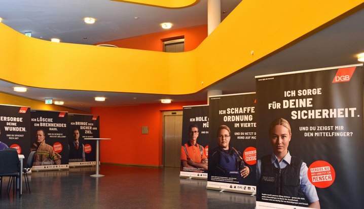 POL-ME: Plakat-Kampagne im Polizeigebäude Mettmann - Mettmann - 2206026