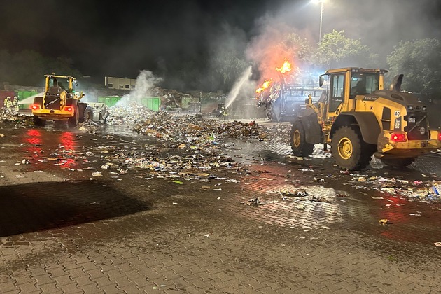 Feuerwehr Goch: Feuer bei Entsorgungsunternehmen: Brandursache unklar