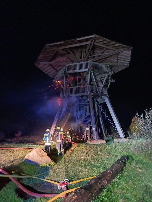 FW Horn-Bad Meinberg: Hölzerner Aussichtsturm -Eggeturm- durch Brand schwer beschädigt - eine Person noch auf Aussichtsplattform