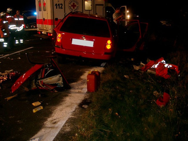 POL-NI: Toedlicher Verkehrsunfall auf der B6 / Diebstaehle aus PKW