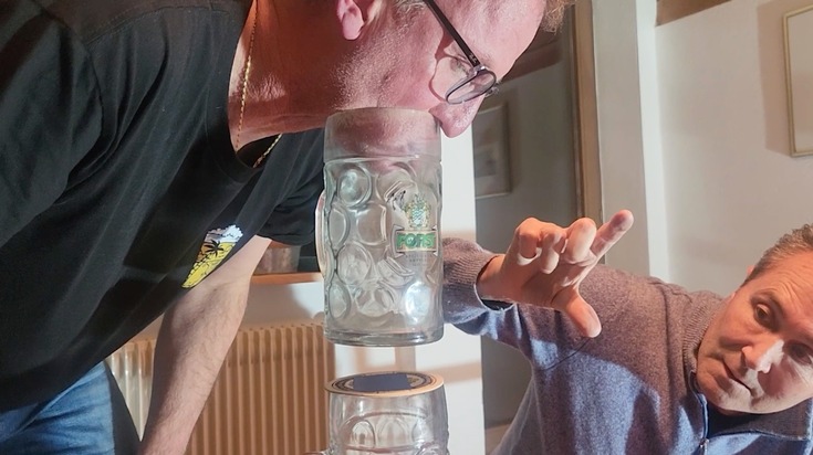 Kann man mit Wasser trinken Weltrekordhalter werden? Team Kiel und Team Lübeck versuchen das live in SAT.1 und auf Joyn