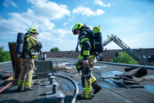 FW-SE: Feuerwehr verhindert Dachstuhlbrand in Henstedt-Ulzburg