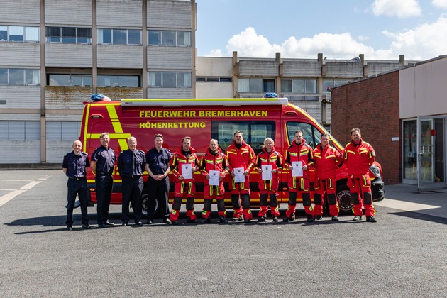 FW Bremerhaven: Stadtrat Peter Skusa würdigt erfolgreiche Lehrgangssabschlüsse der Feuerwehr Bremerhaven