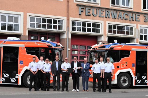 FW Stuttgart: &Uuml;bergabe zweier Hybrid-Hilfeleistungsl&ouml;schfahrzeuge an die Feuerwehr Stuttgart