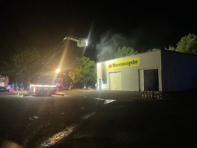 FW-DO: Werkstattbrand auf Möbelhausgelände Roller