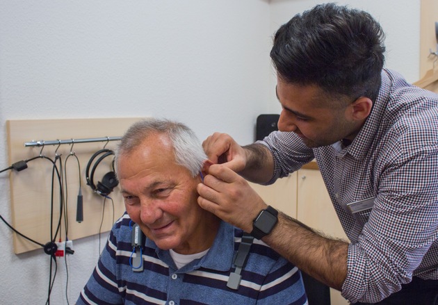 "Jeder sollte sein Potenzial aussch&ouml;pfen k&ouml;nnen" - H&ouml;rPartner bilden syrische Kriegsfl&uuml;chtlinge zu H&ouml;rakustikern aus