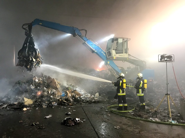 FW-E: Feuer in Lagerhalle für Altpapier, aufwändige Löscharbeiten