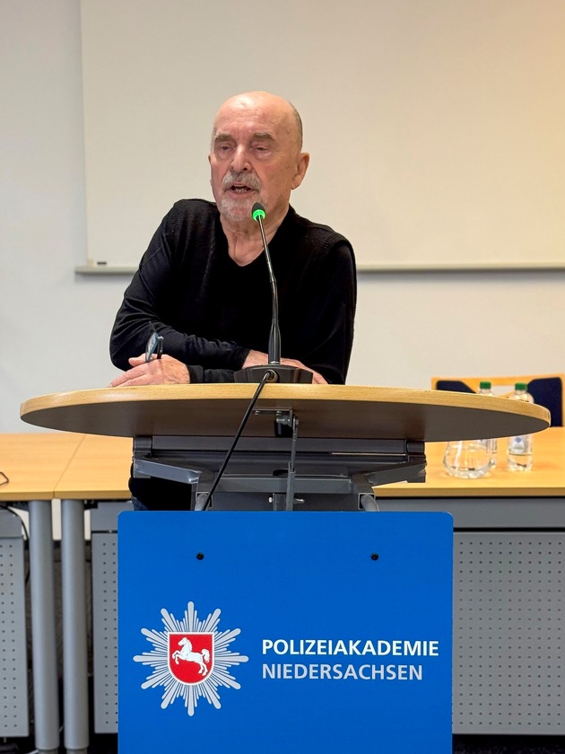 POL-AK NI: Rainer Eppelmann spricht an der Polizeiakademie Niedersachsen &uuml;ber das Leben in einer Diktatur - Zeitzeuge wirbt vor 150 Studierenden f&uuml;r Wachsamkeit, Rechtsstaatlichkeit und historisches Bewusstsein