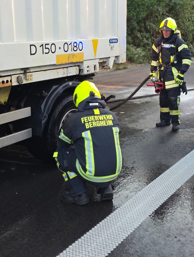 FW Bergheim: LKW brennt auf Autobahn 61 Heißgelaufene Bremse an LKW-Anhänger - Einspurige Sperrung