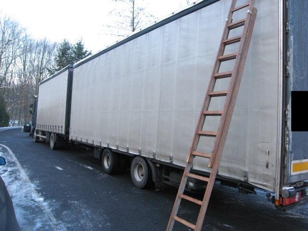 POL-D: Oberhausen - Autobahnpolizei stoppt Lkw - Eisschollen fielen auf die Fahrbahn