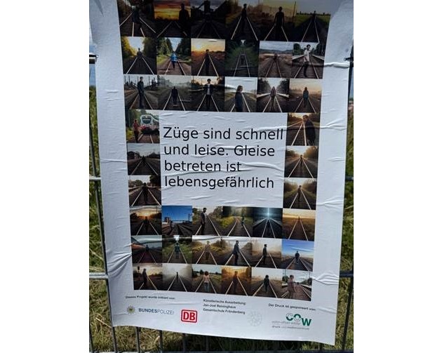 BPOL NRW: Präventionsveranstaltung der Bundespolizei: Schüler hängen selbst angefertigte Plakate auf.
