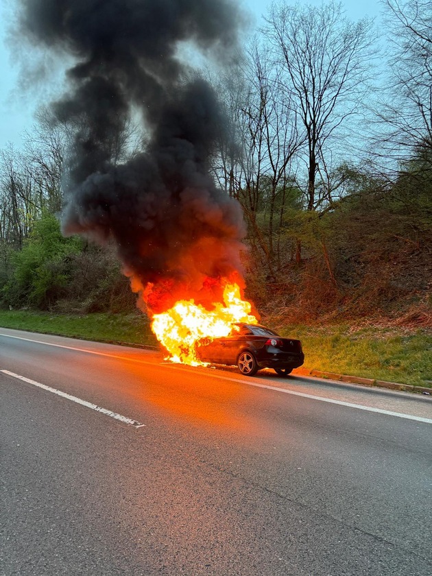 FW-EN: PKW brennt auf Autobahn und qualmende Batterie an einer Schule