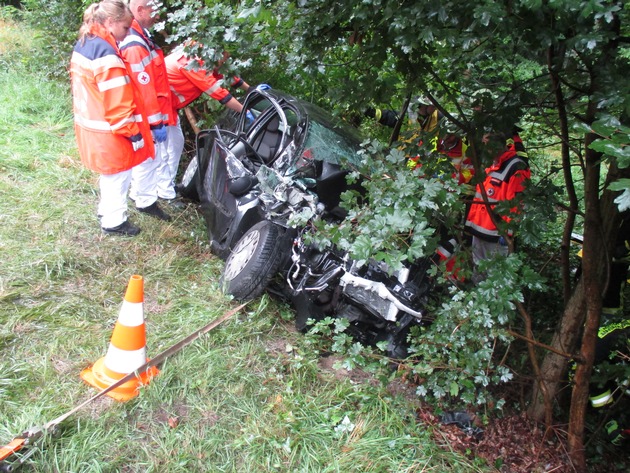 POL-HI: Verkehrsunfall mit Frontalzusammenstoß zwischen Traktor und Pkw