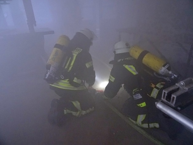 FW Sonsbeck: Einsatzübung der Einheit Sonsbeck - Brand in einer Tischlerei mit Menschenrettung