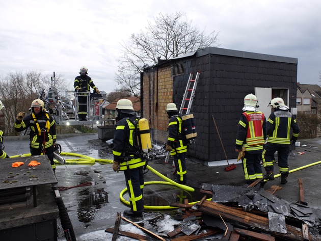 FW-GE: Brennendes Flachdach in Gelsenkirchen-Horst