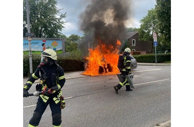 Car Fire on Freiherr-vom-Stein-Strasse in Mülheim an der Ruhr: Emergency Response and Traffic Disruption