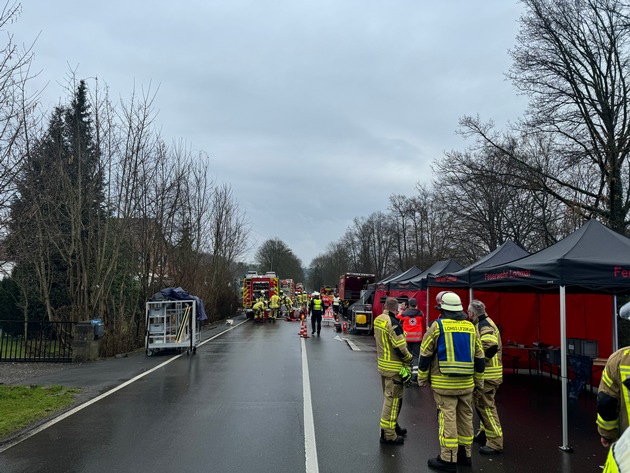 FW-Lohmar: Dachstuhlbrand in Lohmar-Agger - Großeinsatz der Feuerwehr