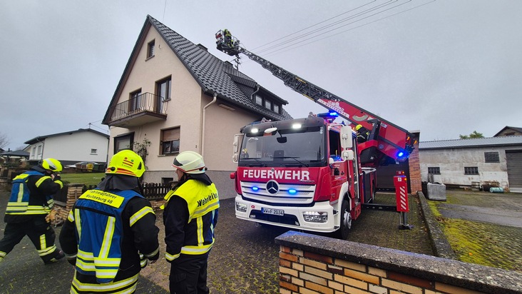 FW VG Westerburg: Gemeldeter Gebäudebrand in Halbs entpuppt sich als Kaminbrand