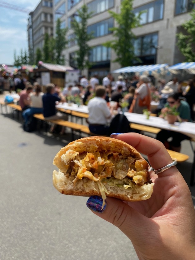 20 Orte feiern Festessen aus geretteten Lebensmitteln