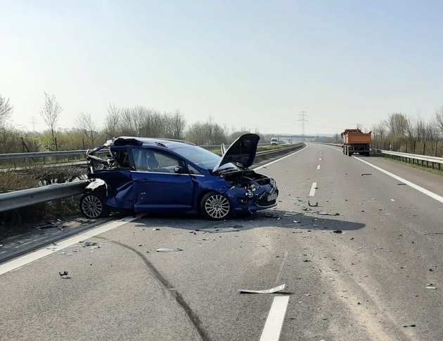 POL-STD: Unfall auf der Autobahn 26 - zwei Autoinsassen verletzt - BAB mehrere Stunden voll gesperrt