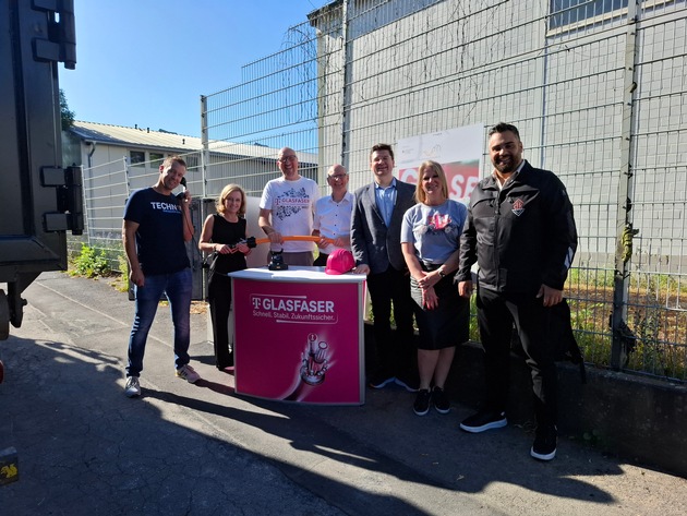 Spatenstich in Dortmund: Telekom startet Glasfaserausbau in Gewerbegebieten in Aplerbeck, Brackel, Eving, Innenstadt-West, Lütgendortmund und Scharnhorst