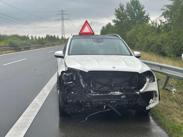 POL-STD: Unfall auf der Autobahn 26 - Verursacher flüchtet - Polizei sucht Zeugen
