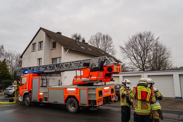 FW Menden: Brand im Dachgeschoss eines Mehrfamilienhauses