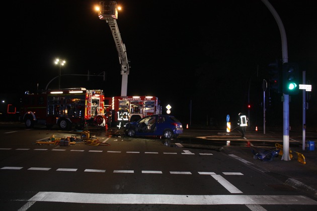 POL-COE: Ascheberg, Davensberger Straße, B 58/ Ein schwerverletzter Autofahrer nach Zusammenstoß mit Löschfahrzeug