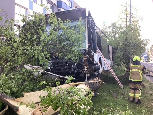 FW-GE: Busunfall mit mehreren Verletzten