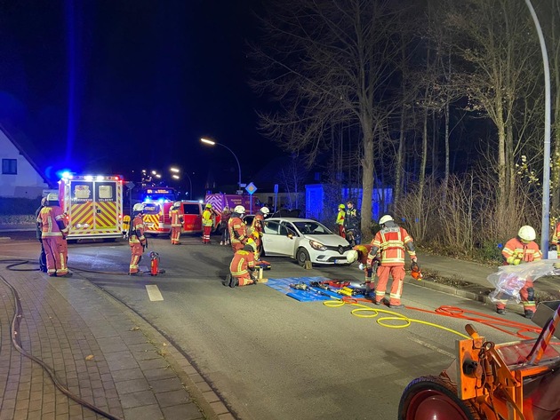 FW-Velbert: Eine Verletzte und hoher Sachschaden bei Unfall im Langenhorst