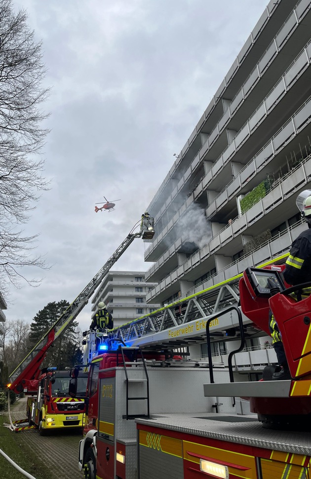 FW Mettmann: Wohnungsbrand mit Explosion und Menschenleben in Gefahr