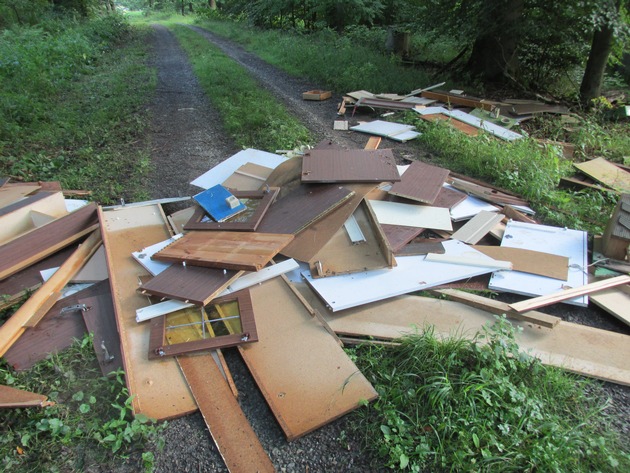 POL-HM: Illegale Entsorgung von alten Möbelteilen auf einem Waldweg