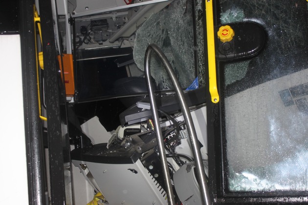 POL-NE: Unfall mit Bus fordert einen Verletzten