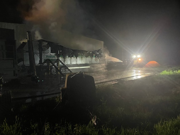 FW-ROW: Brand in landwirtschaftlichen Betrieb - Feuerwehr verhindert schlimmeres