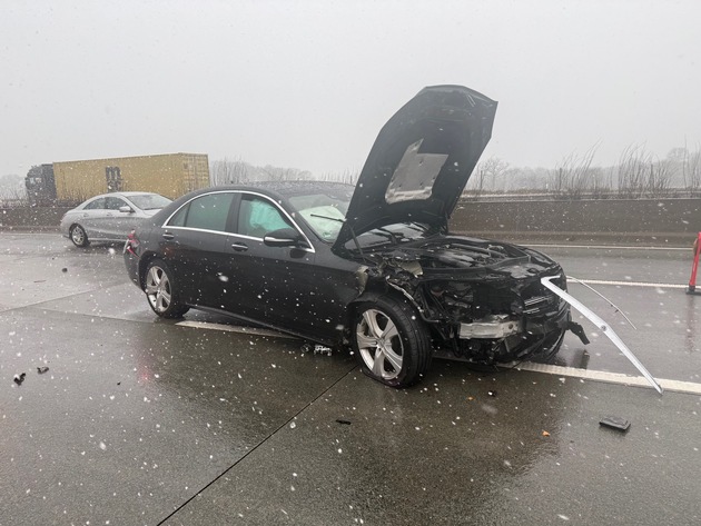 POL-ROW: Winterchaos auf der A 1: Polizei nimmt 38 Verkehrsunf&auml;lle auf