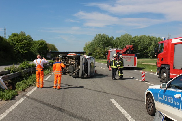 POL-PDNW: Verkehrsunfall mit Kleintransporter 
- Überladen, Ladung nicht gesichert und keine passende Fahrerlaubnis