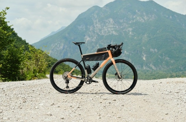 ROSE Bikes GmbH: Mehr Möglichkeiten, mehr Abenteuer: ROSE Bikes launcht neues Backroad Gravelbike / Das Backroad erhält eine Neuauflage mit integriertem Stauraum, USB-C Port und einem Model mit autarker Stromversorgung