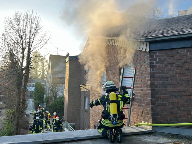 FW R&ouml;srath: Geb&auml;udebrand in Kleineichen: Feuerwehr R&ouml;srath im Gro&szlig;einsatz